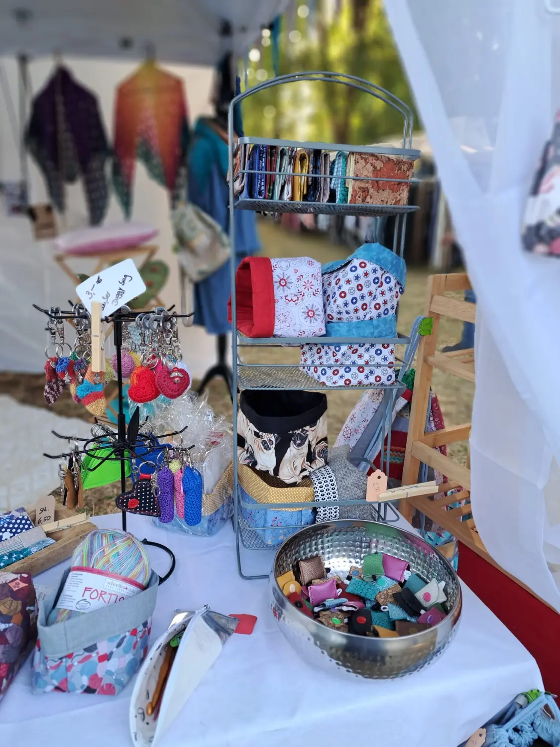 ta.tz creativ, gekreuzte Schlüsselanhänger und Nähzeug auf dem Tisch