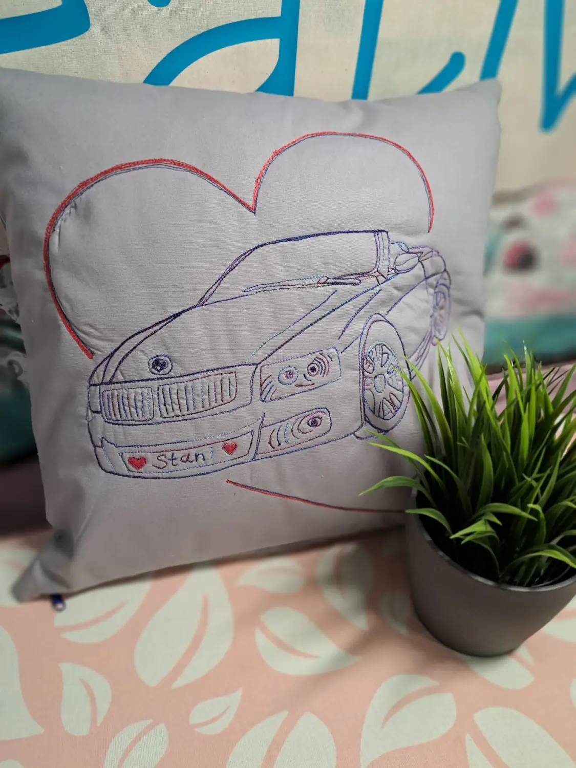 ta.tz creativ, Auto und Herz auf ein Kissen gestickt