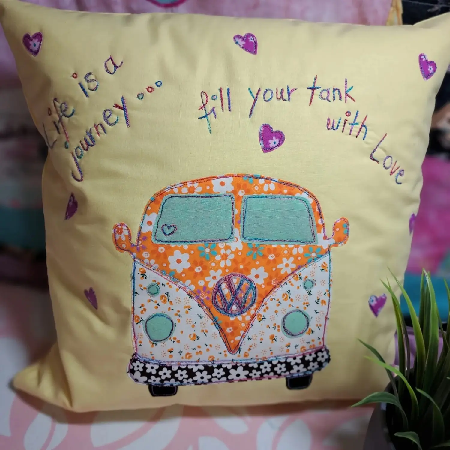 ta.tz creativ, Camper und Zitat-Stickerei auf einem Kissen