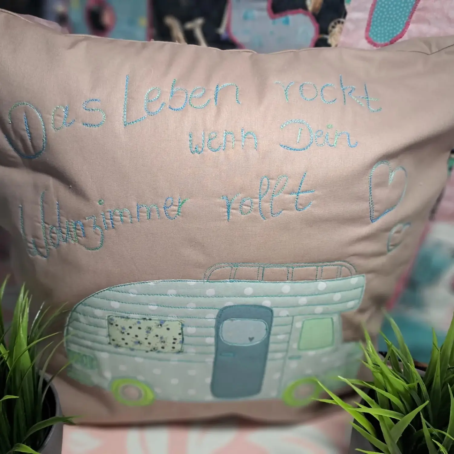 ta.tz creativ, Camper und Zitat-Stickerei auf einem Kissen