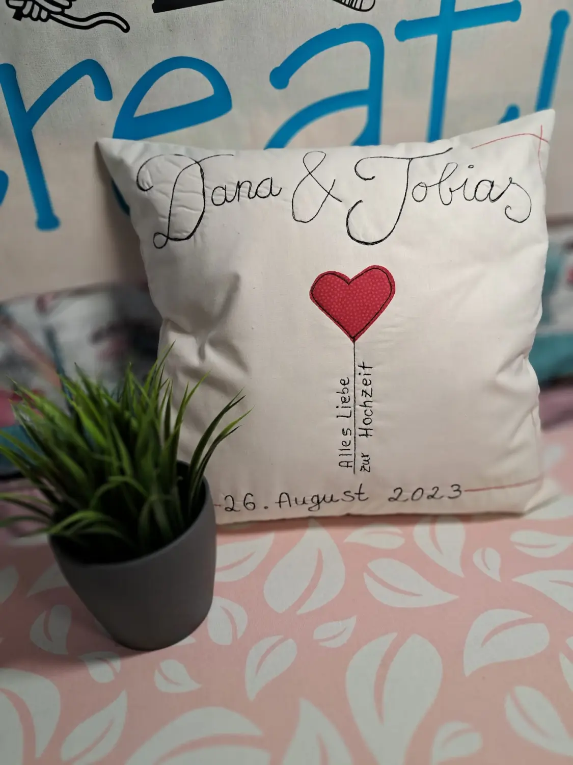 ta.tz creativ, Dana und Joliad Stickerei auf einem Kissen