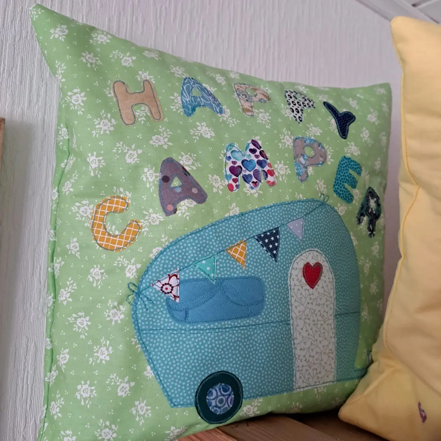 ta.tz creativ, der Schriftzug „HAPPY CAMPER“ und ein Camper-genähtes Kissen