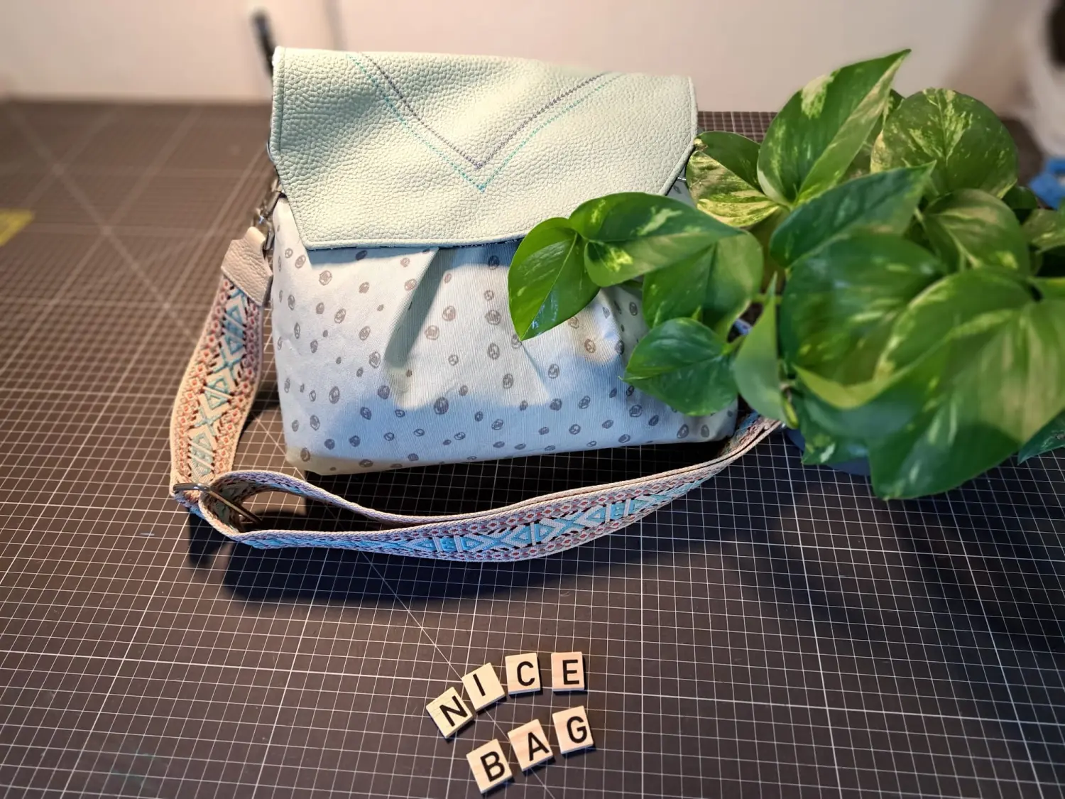 ta.tz creativ, der Schriftzug „HAPPY CAMPER“ und ein Camper-genähtes Kissen