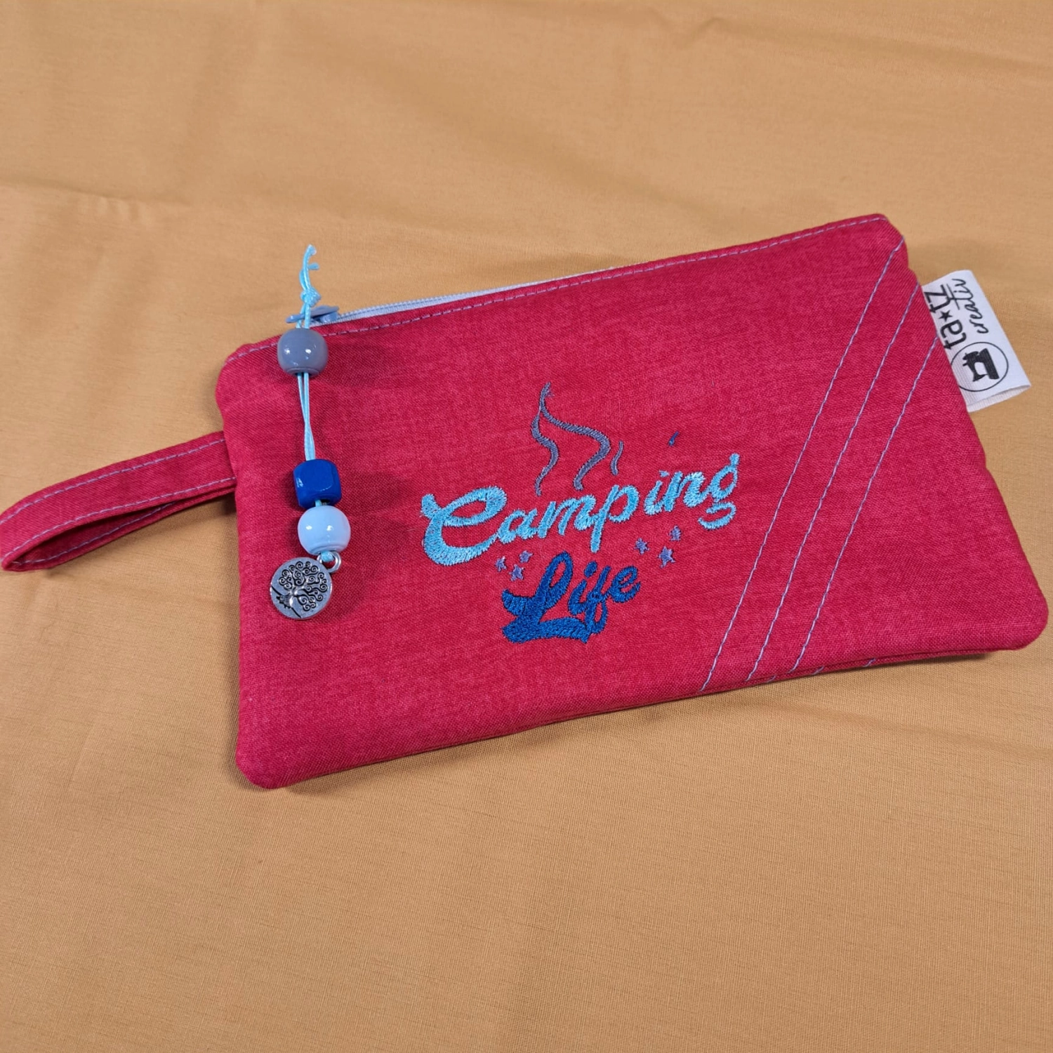 ta.tz creativ, der Schriftzug „HAPPY CAMPER“ und ein Camper-genähtes Kissen