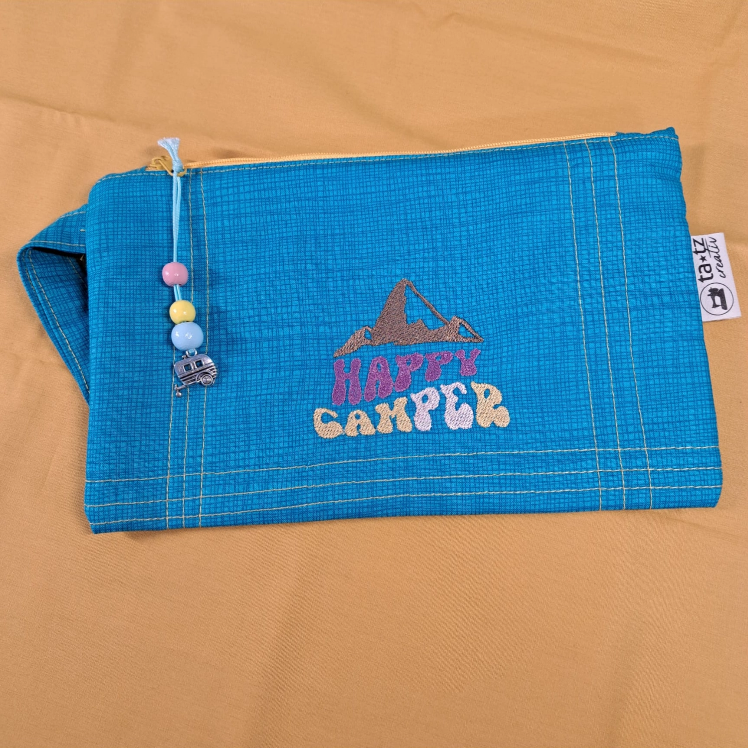 ta.tz creativ, der Schriftzug „HAPPY CAMPER“ und ein Camper-genähtes Kissen