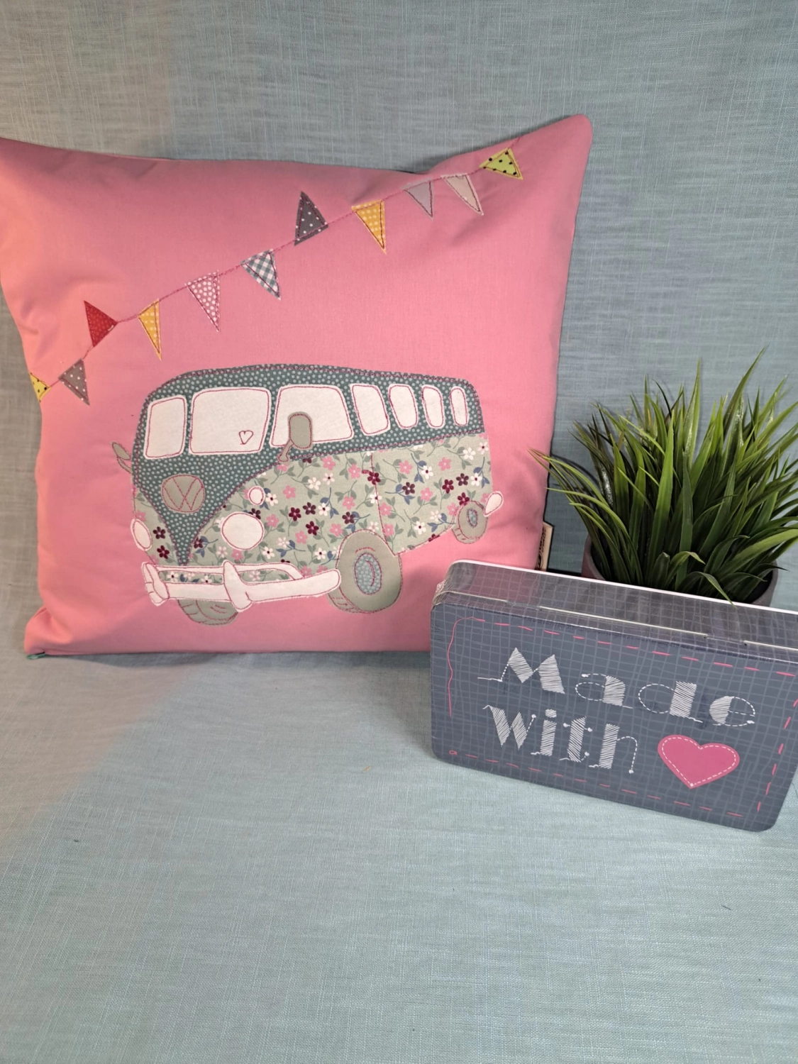 ta.tz creativ, der Schriftzug „HAPPY CAMPER“ und ein Camper-genähtes Kissen