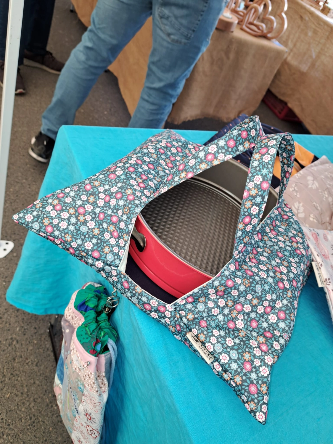 ta.tz creativ, der Schriftzug „HAPPY CAMPER“ und ein Camper-genähtes Kissen