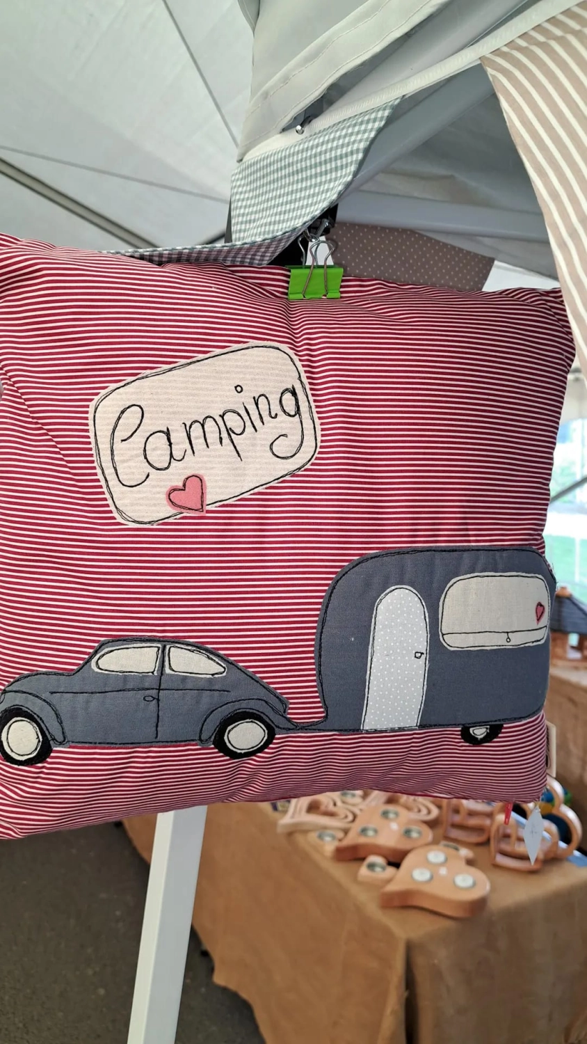ta.tz creativ, der Schriftzug „HAPPY CAMPER“ und ein Camper-genähtes Kissen