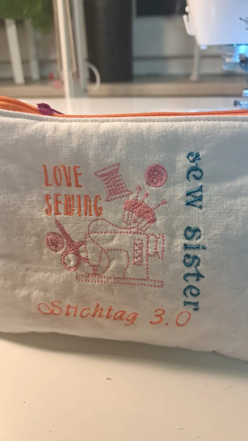 ta.tz creativ, der Schriftzug „HAPPY CAMPER“ und ein Camper-genähtes Kissen
