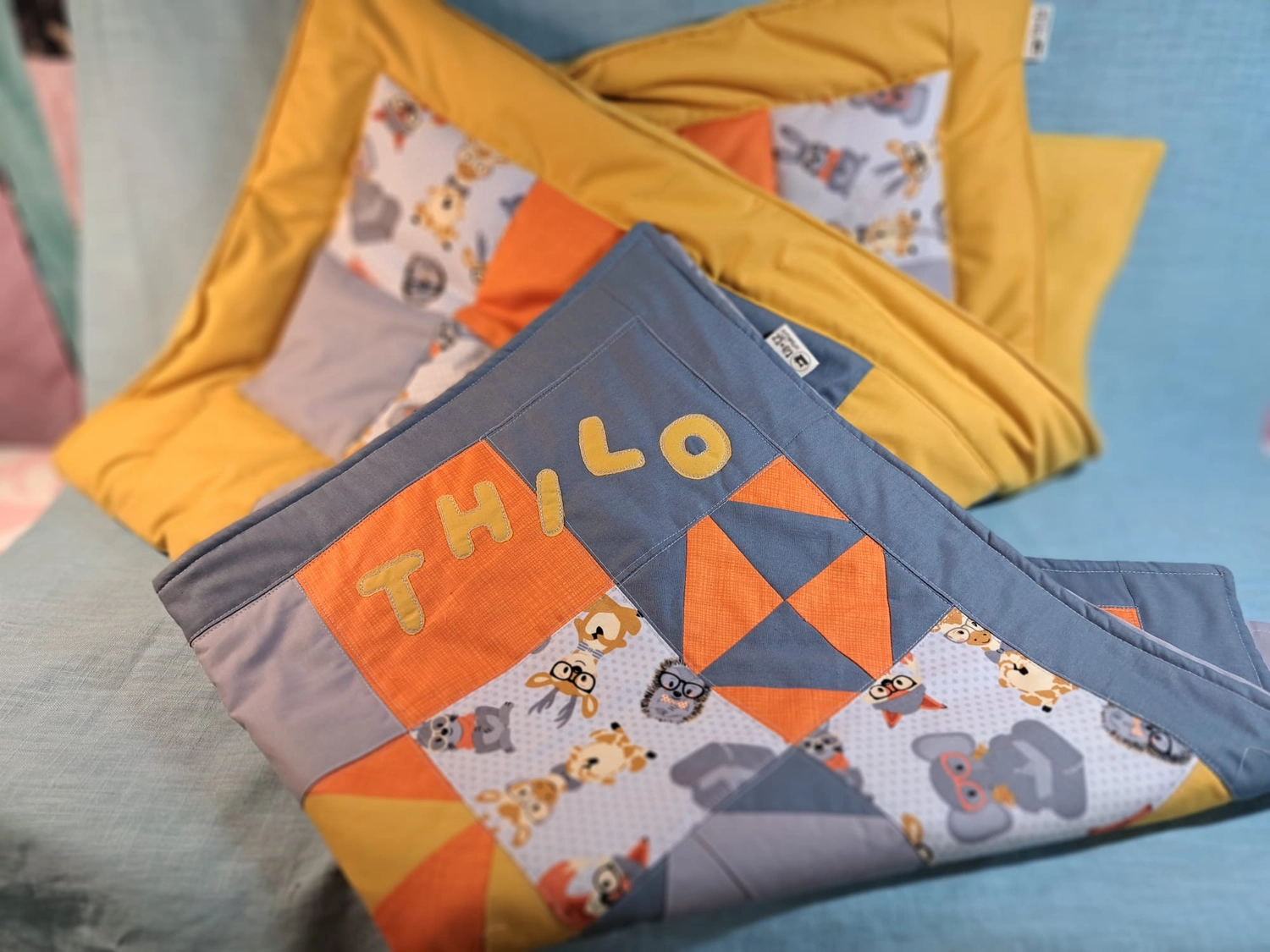 ta.tz creativ, der Schriftzug „HAPPY CAMPER“ und ein Camper-genähtes Kissen