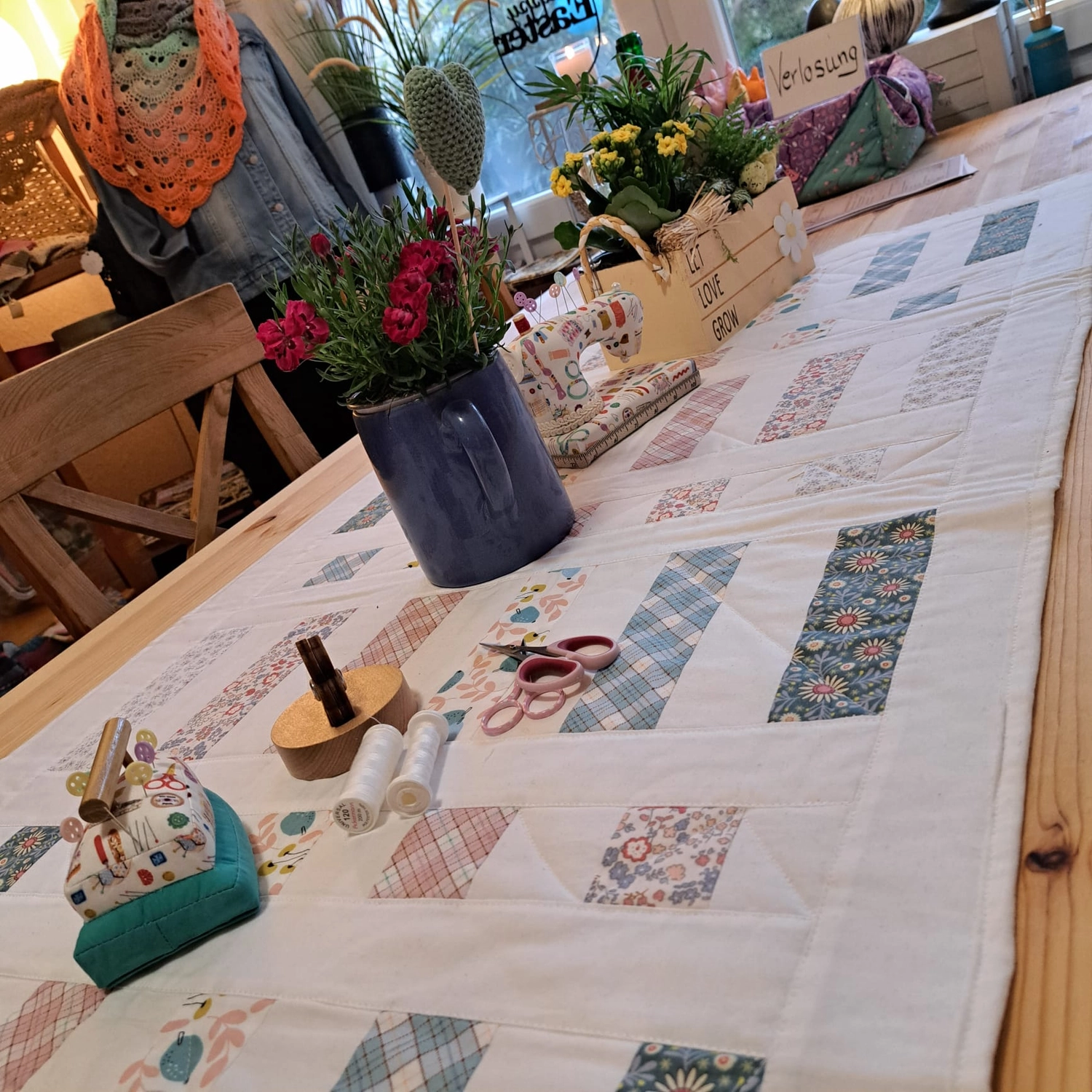 ta.tz creativ, der Schriftzug „HAPPY CAMPER“ und ein Camper-genähtes Kissen