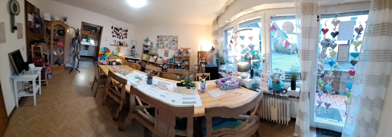 ta.tz creativ, der Schriftzug „HAPPY CAMPER“ und ein Camper-genähtes Kissen